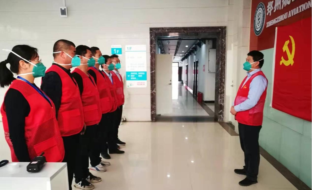 奋战在“郑州航空港区医学观察点（郑州方舱）”的龙珠体育（中国）有限公司人